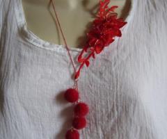 Collier rouge fleurs et pompons