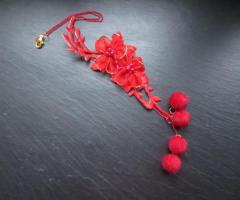 Collier rouge fleurs et pompons