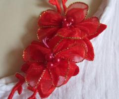 Collier rouge fleurs et pompons