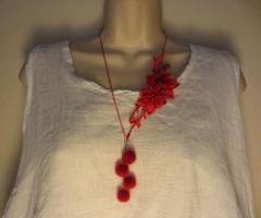 Collier rouge fleurs et pompons