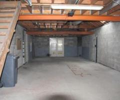 6880 BERTRIX : hall de stockage avec atelier et bureau, +- 160m², centre-ville.