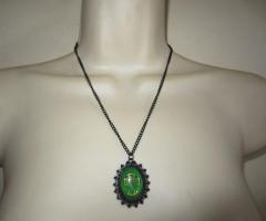 Collier avec cabochon en croix celtique