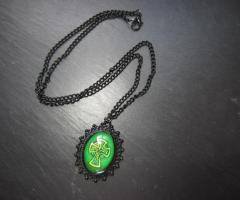 Collier avec cabochon en croix celtique