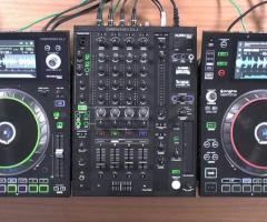 2 platines DJ SC5000 Denon DJ et la table de mixage X1800