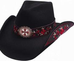Chapeaux country, western, chemises, boucles de ceinture