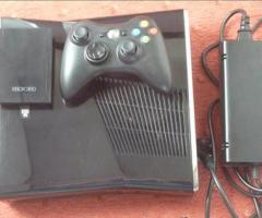 XBOX 360 250Go Tres bonne état + 11 JEUX