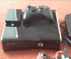 XBOX 360 250Go Tres bonne état + 11 JEUX