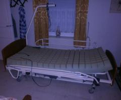 Lit médicalisé électrique avec barreaux et perroquet