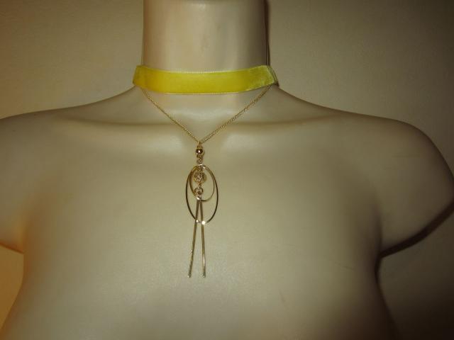 Collier ras cou jaune avec pendentif - 1
