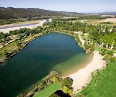 Un village magnifique, un plan d'eau aménagé, dans le parc naturel du Luberon !