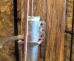 Pompe à eau sur planche ancienne