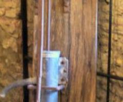 Pompe à eau sur planche ancienne