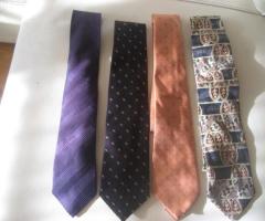Cravates dans les couleurs violet