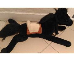 peluche cheval noir allongé avec rennes et selle de playkids collections