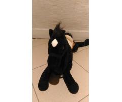 peluche cheval noir allongé avec rennes et selle de playkids collections