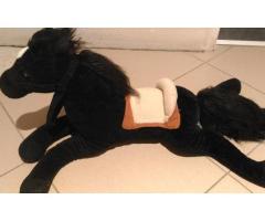 peluche cheval noir allongé avec rennes et selle de playkids collections