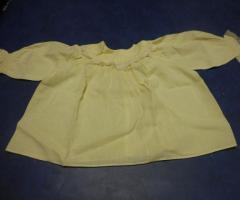 Ancienne blouse jaune pour nourrisson