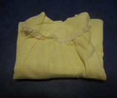 Ancienne blouse jaune pour nourrisson