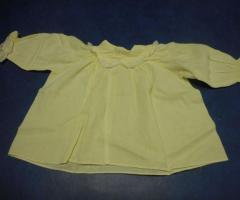 Ancienne blouse jaune pour nourrisson