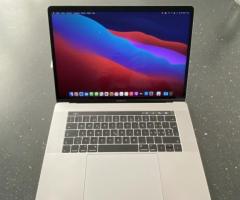 Apple MacBook Pro 15 Retina avec barre tactile