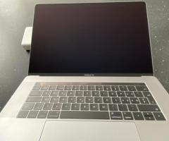 Apple MacBook Pro 15 Retina avec barre tactile