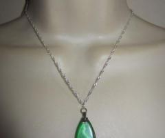 Collier plaqué argent avec pendentif vert