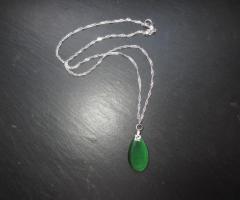 Collier plaqué argent avec pendentif vert