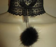 Collier ras cou noir avec pompon