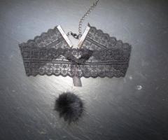 Collier ras cou noir avec pompon