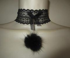 Collier ras cou noir avec pompon