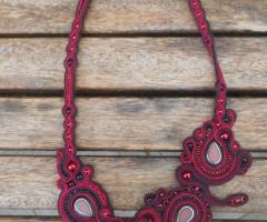 Collier plastron brodé rouge