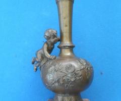 Vase en bronze à chérubin