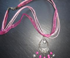 Collier rose avec pendentif