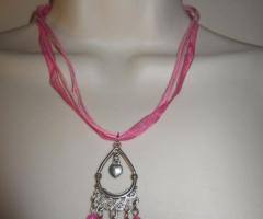 Collier rose avec pendentif