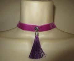 Collier ras cou violet avec pompon