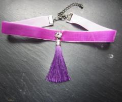 Collier ras cou violet avec pompon