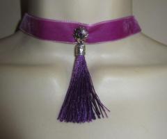 Collier ras cou violet avec pompon