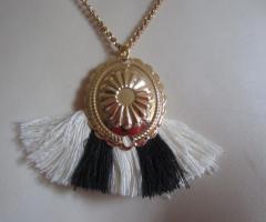 Collier doré à pompons